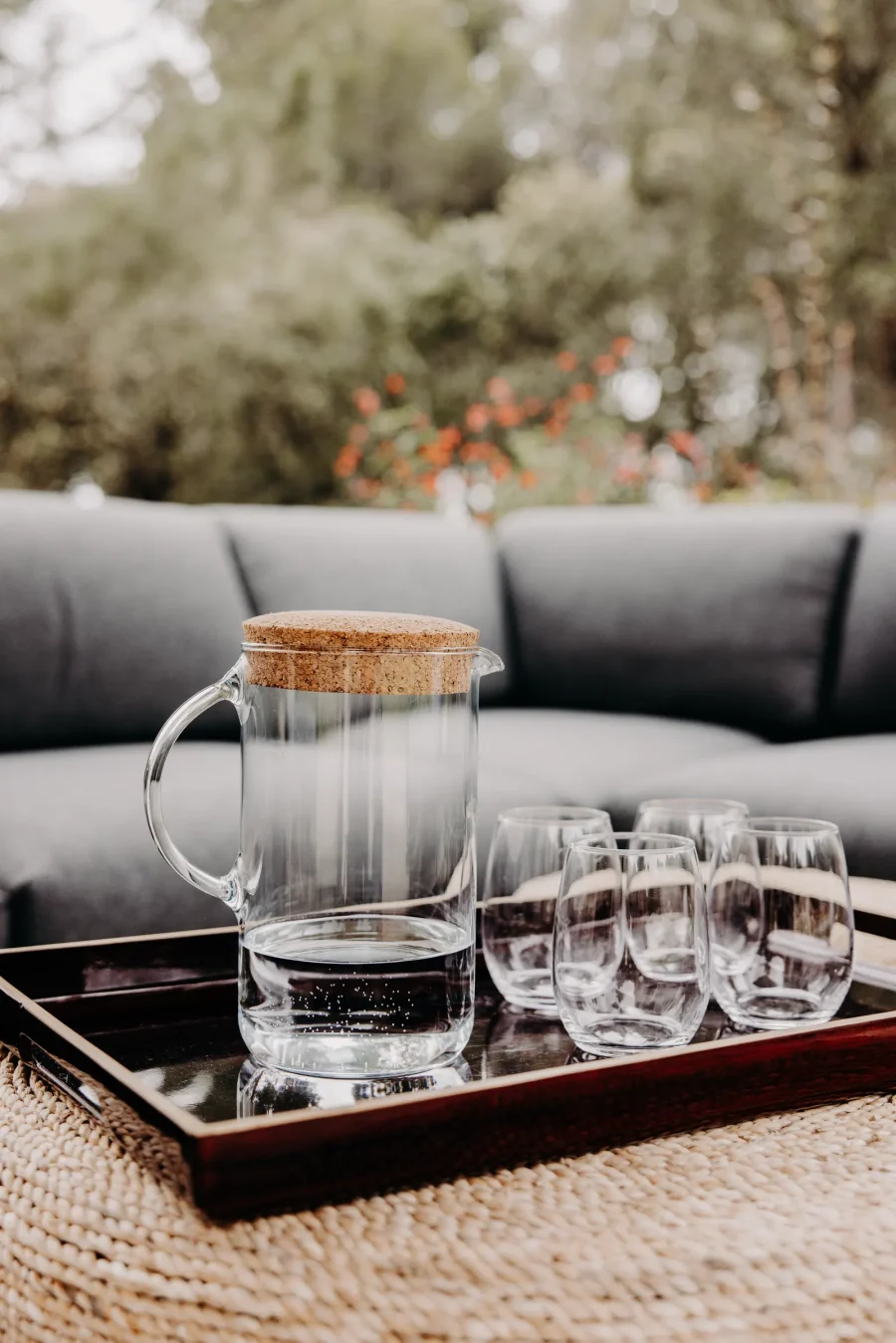Une carafe et des verres sur la table basse du salon d'extérieur