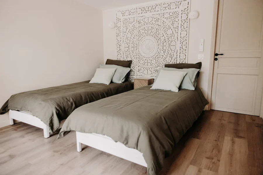 La chambre du rez-de-jardin et ses deux lits