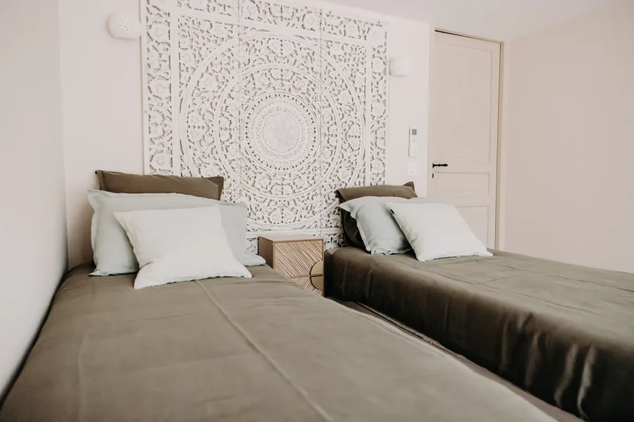 La chambre à deux lits du rez-de-jardin, idéale pour les enfants