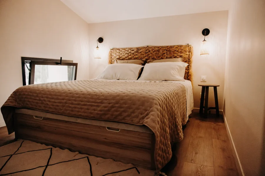 La chambre ouest de l'étage : lit double sous la fenêtre
