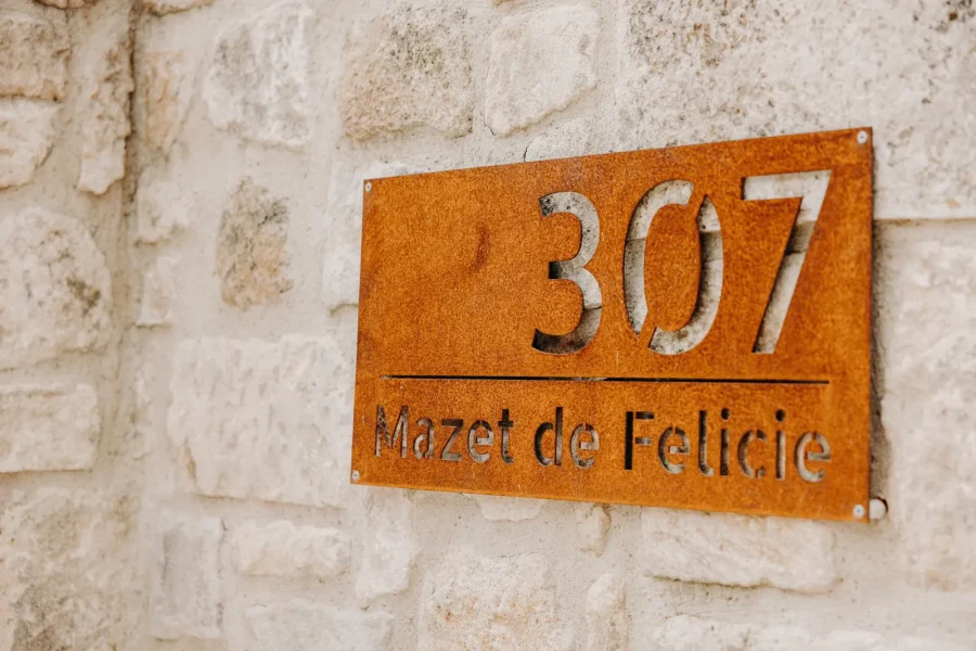 La plaque en acier de l'entrée : 307, Mazet de Félicie