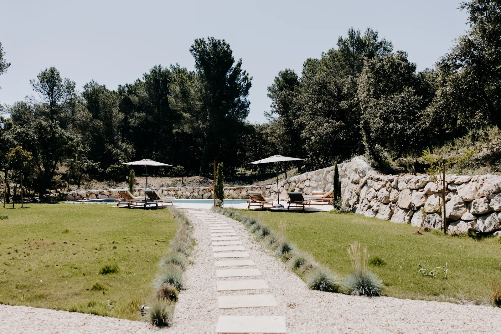 L'allée du jardin sud, entre graminées, murets de pierre et pins