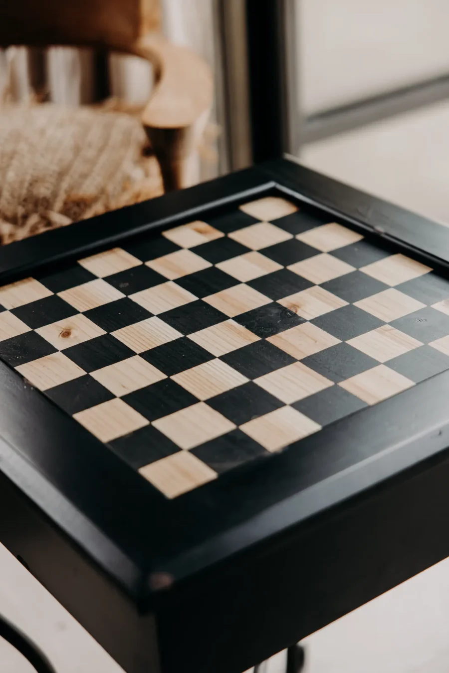 Un échiquier noir et blanc dans le séjour