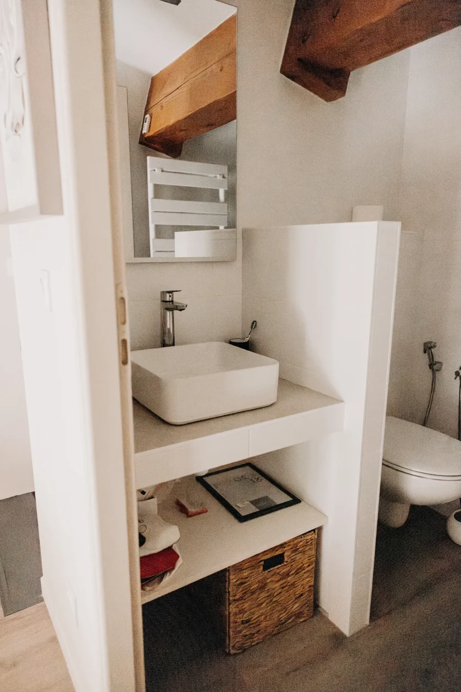 La salle de bain de l'étage, vasque blanche sous les poutres