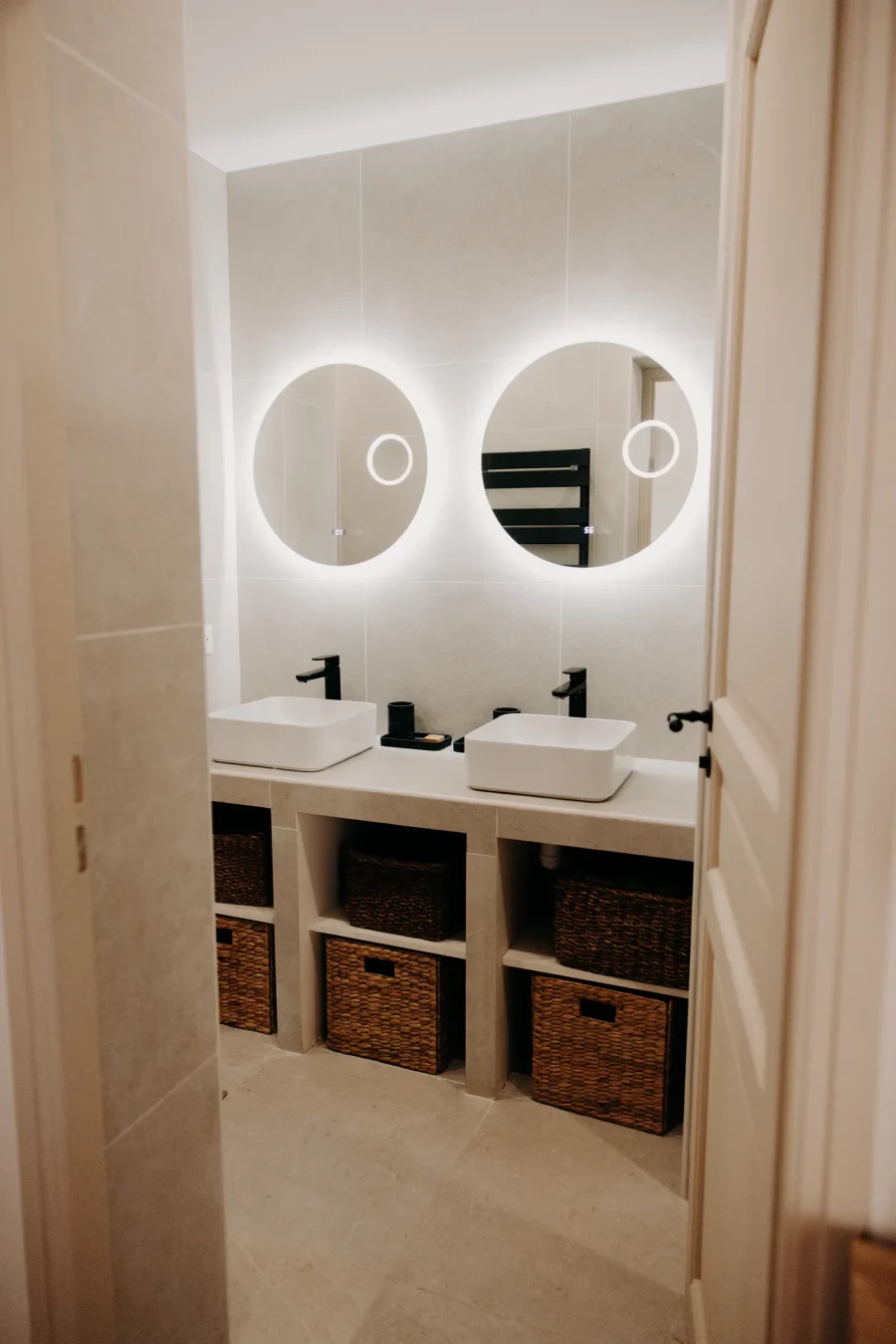 La salle de bain du rez-de-chaussée : double vasque et miroirs ronds éclairés