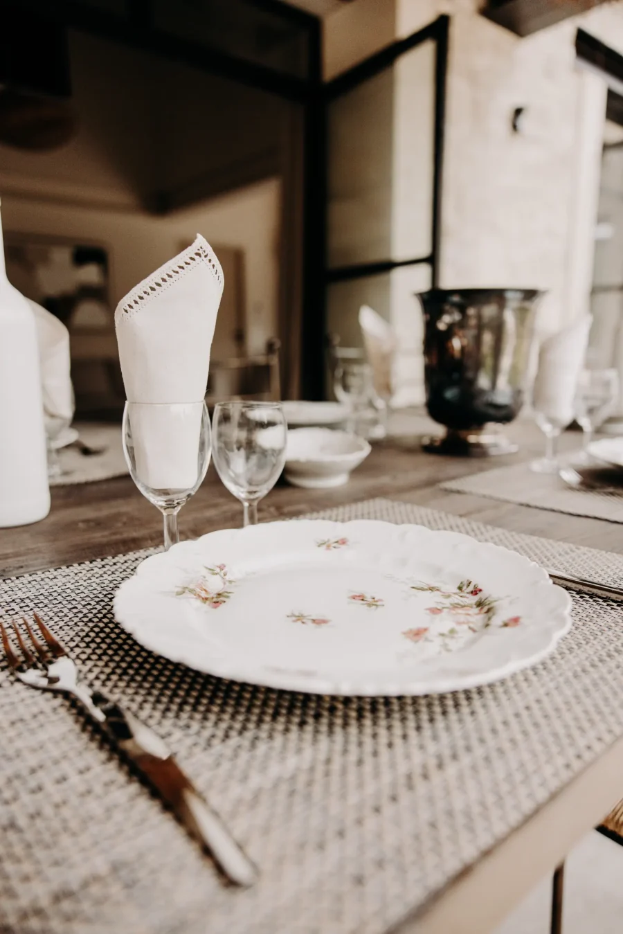 Une assiette et des verres sur la table de la terrasse