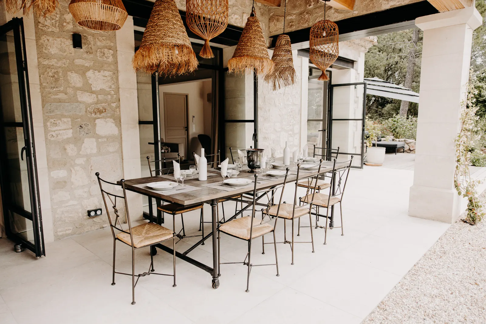 La grande table dressée sous la terrasse couverte, au sud de la maison